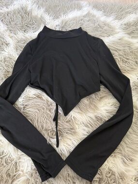 SHEIN Black Long Sleeve Cropped Top with Pointed Hem